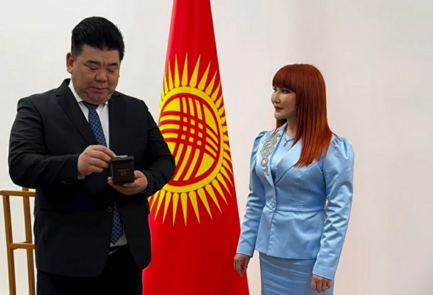 Вручение награды для Ассоль Молдокматовы