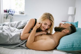 Мужчина и женщина в постели