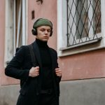 Человек в шапке