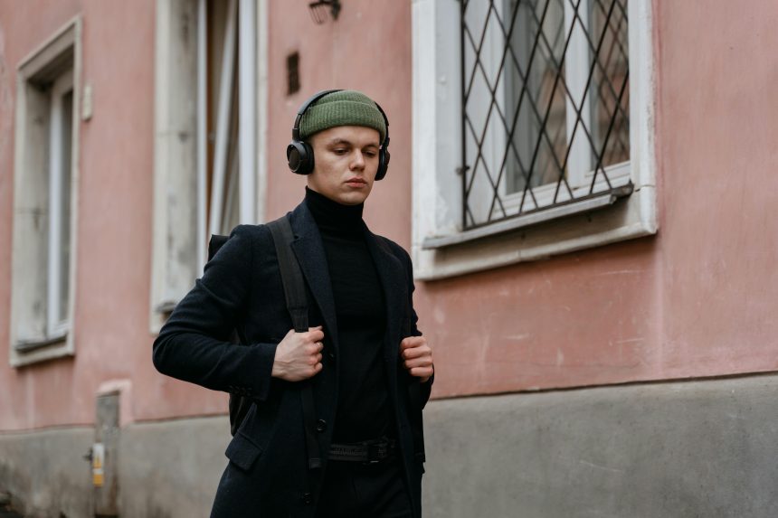 Человек в шапке