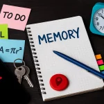 Блокнот и предметы на столе