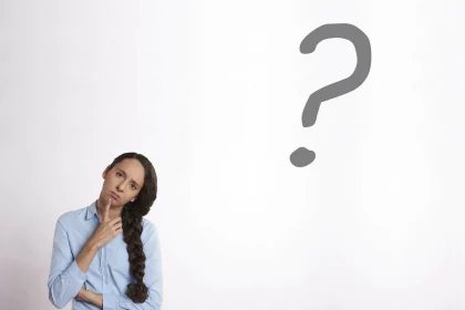 Девушка и знак вопроса