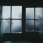 Силует рук в окне