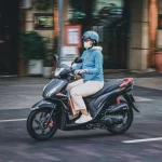 Человек на скутере