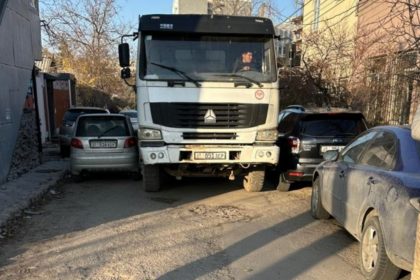 Жители требуют ремонта дороги