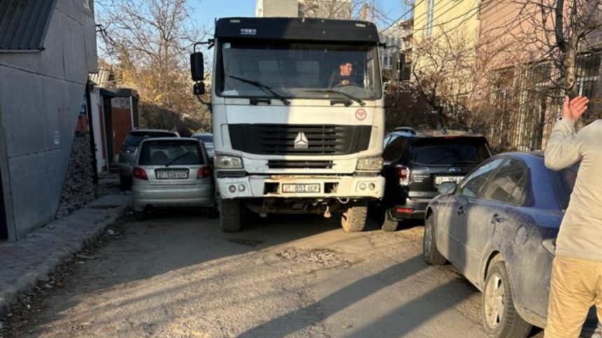 Жители требуют ремонта дороги