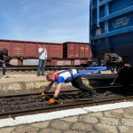 Кыргызстанец сдвинул 190 тонн вагонов