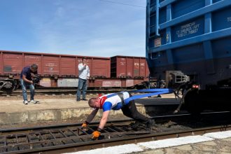 Кыргызстанец сдвинул 190 тонн вагонов