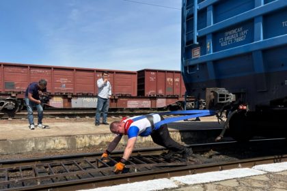Кыргызстанец сдвинул 190 тонн вагонов