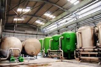 Фотография процесса наполнения резервуара для воды