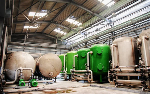 Фотография процесса наполнения резервуара для воды